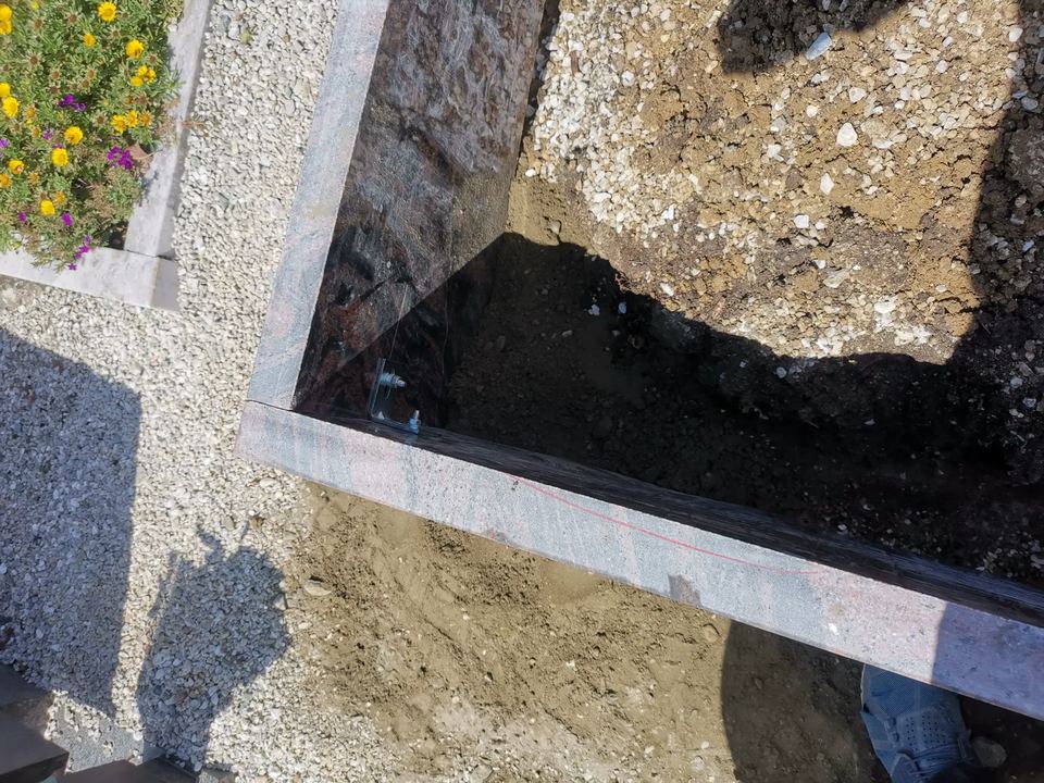 Grabstein, schwarzer Granit mit goldenen Details