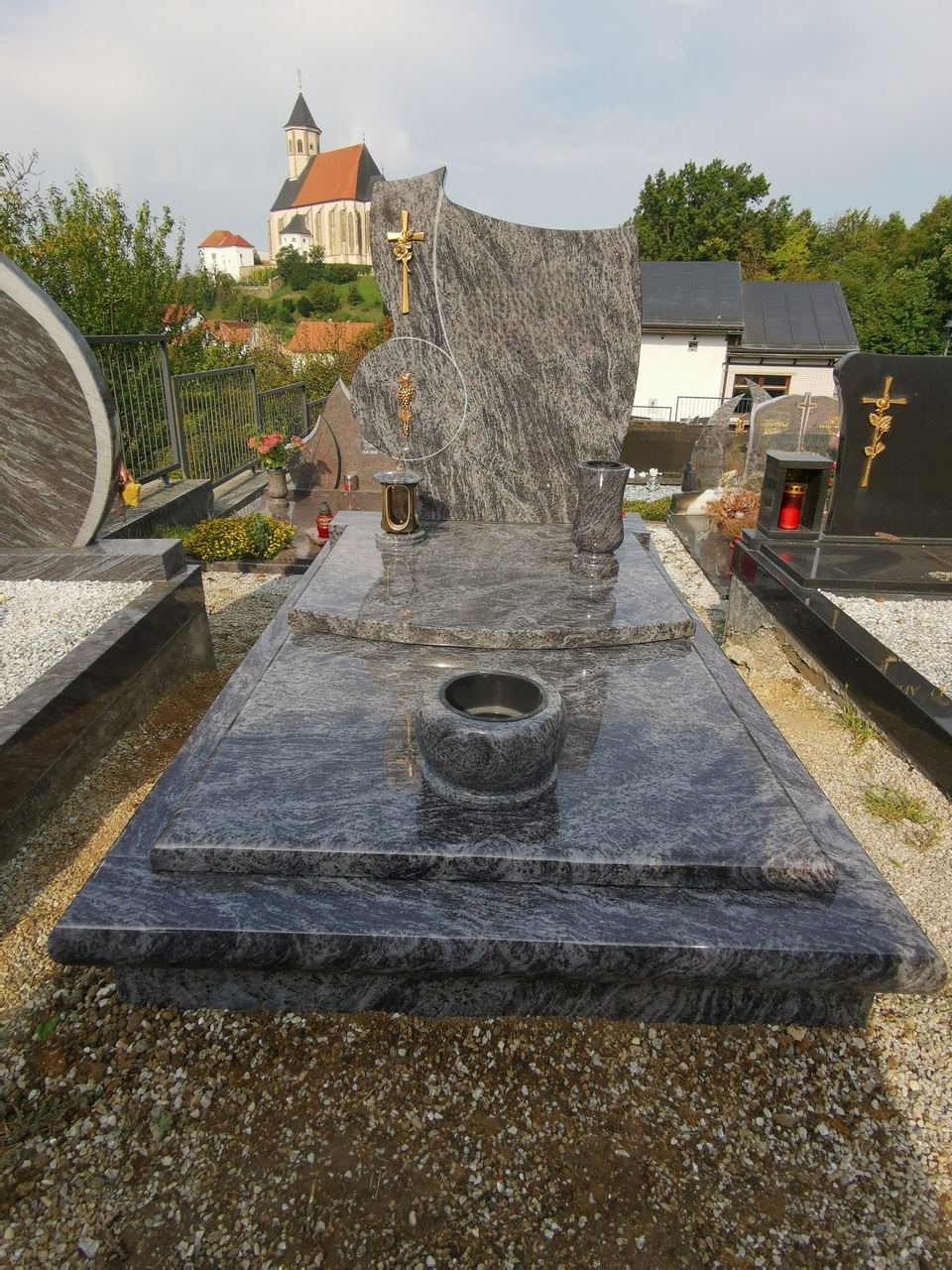 Grabstein aus grob behauenem Granit mit langer Abdeckplatte