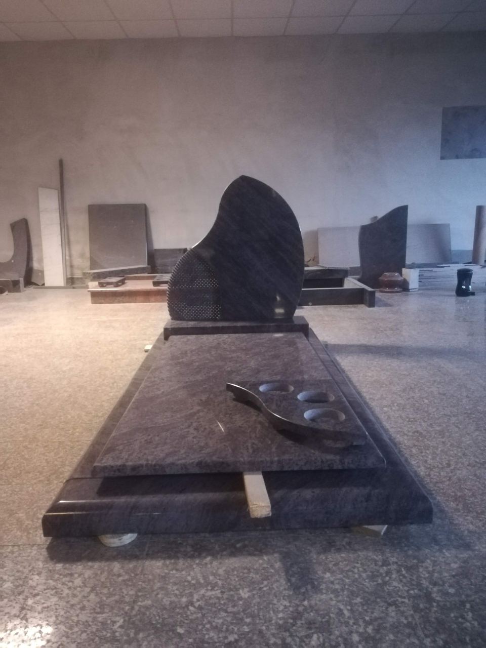 Grabstein aus blaugrauem Granit mit dunkler Stele