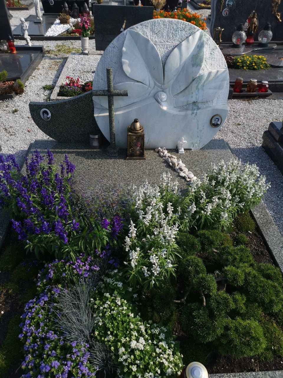 Grabstein mit Steinblume aus weißem Stein