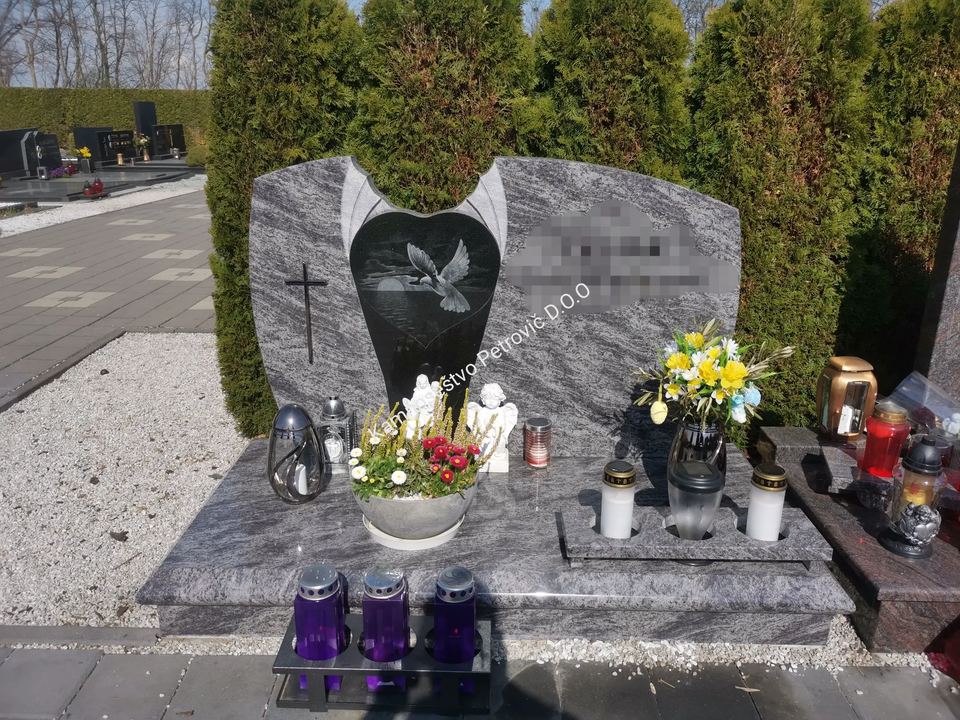 Grabstein, grauer Granit mit Taubenrelief