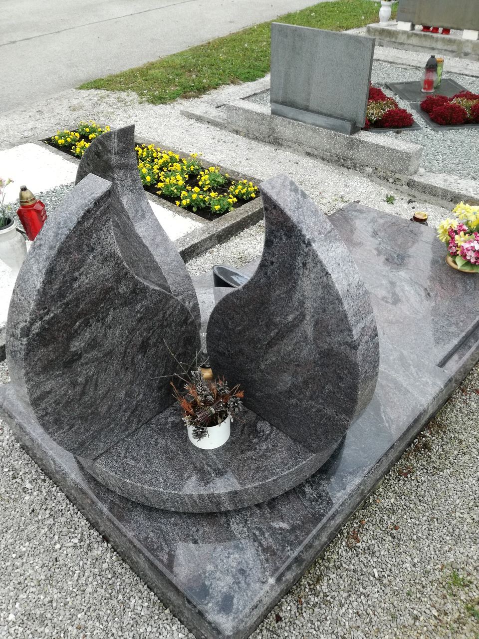 Grabstein in Form offener Flügel aus grauem Granit
