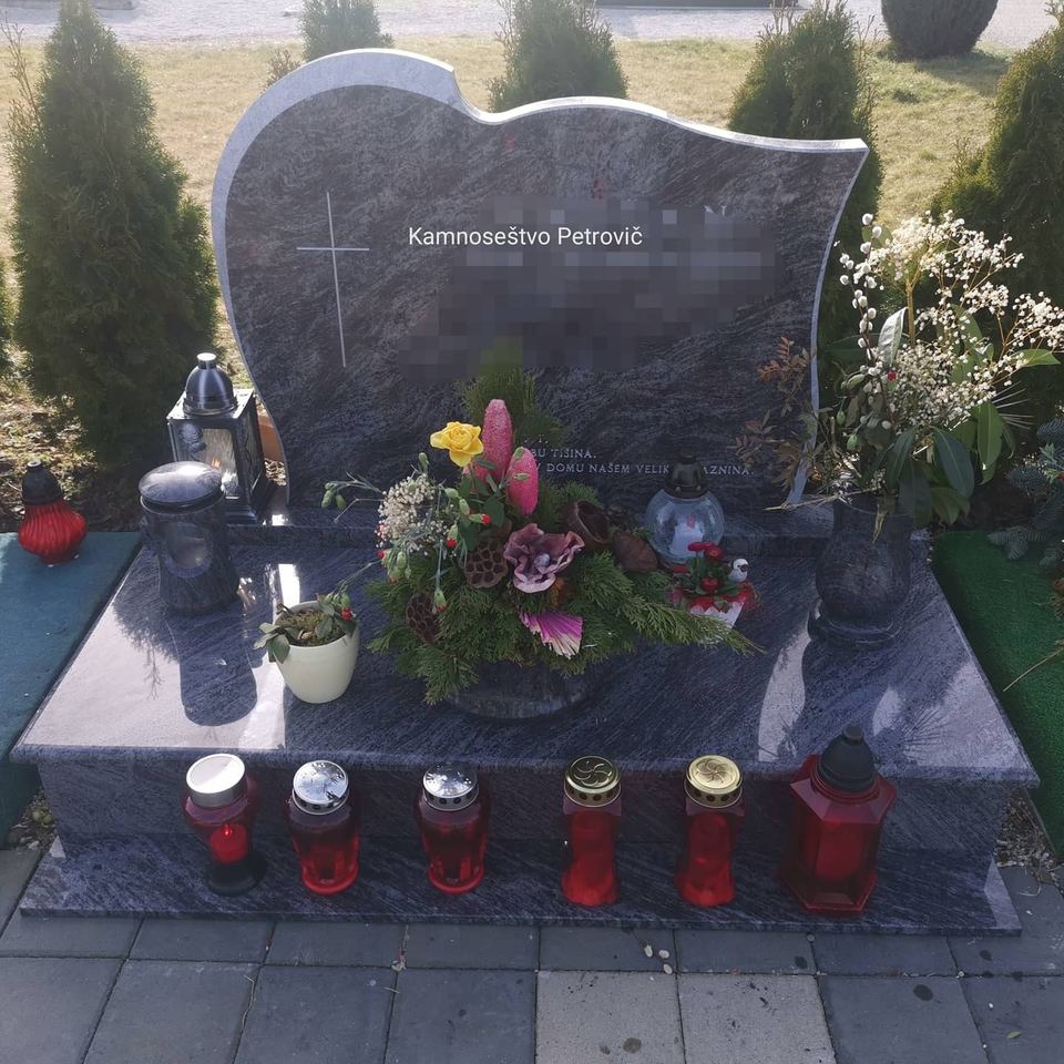 Herzförmiger Grabstein aus grauem Granit