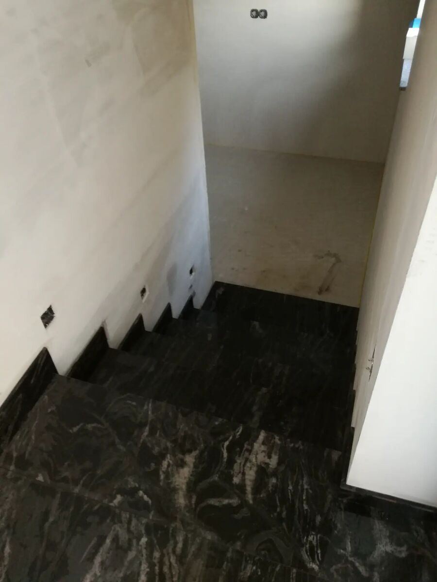 Innentreppe aus schwarzem Granit Silver Wave