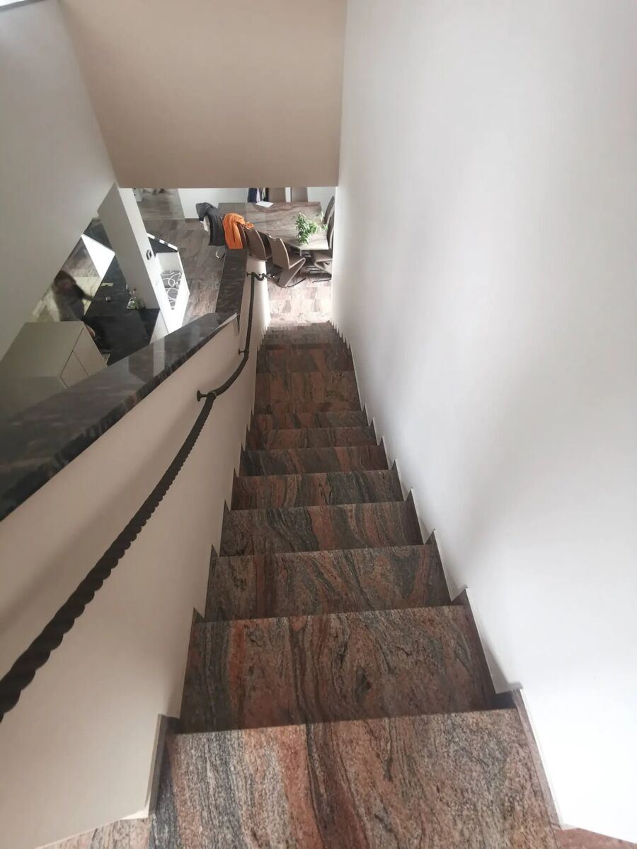 Innentreppe aus Granit Juparana Colombo, Blick von oben