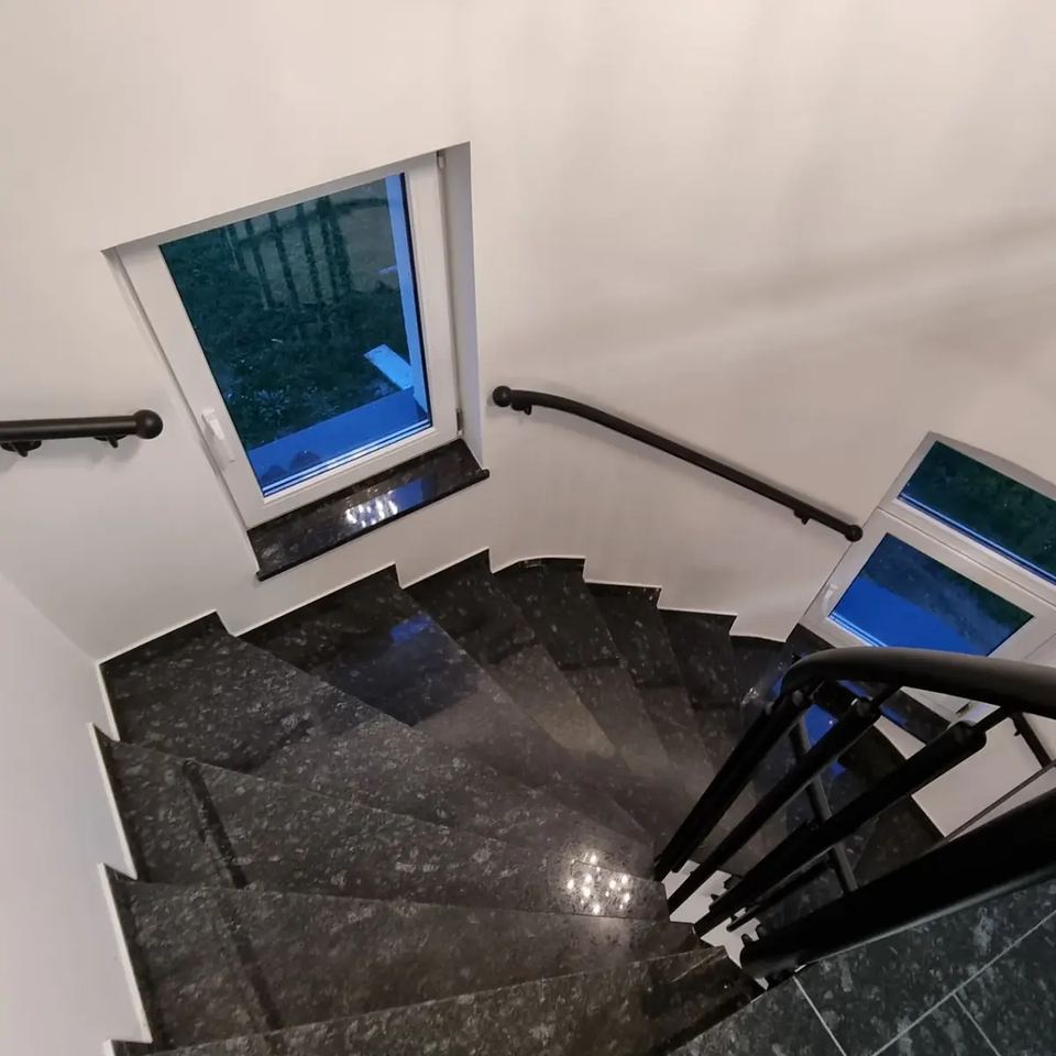 Innentreppe aus Granit Labrador Blue Pearl
