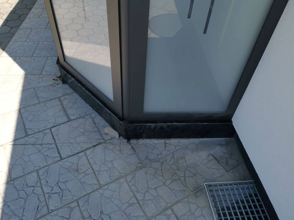 Innentreppe aus Granit Labrador Blue Pearl mit Glasgeländer