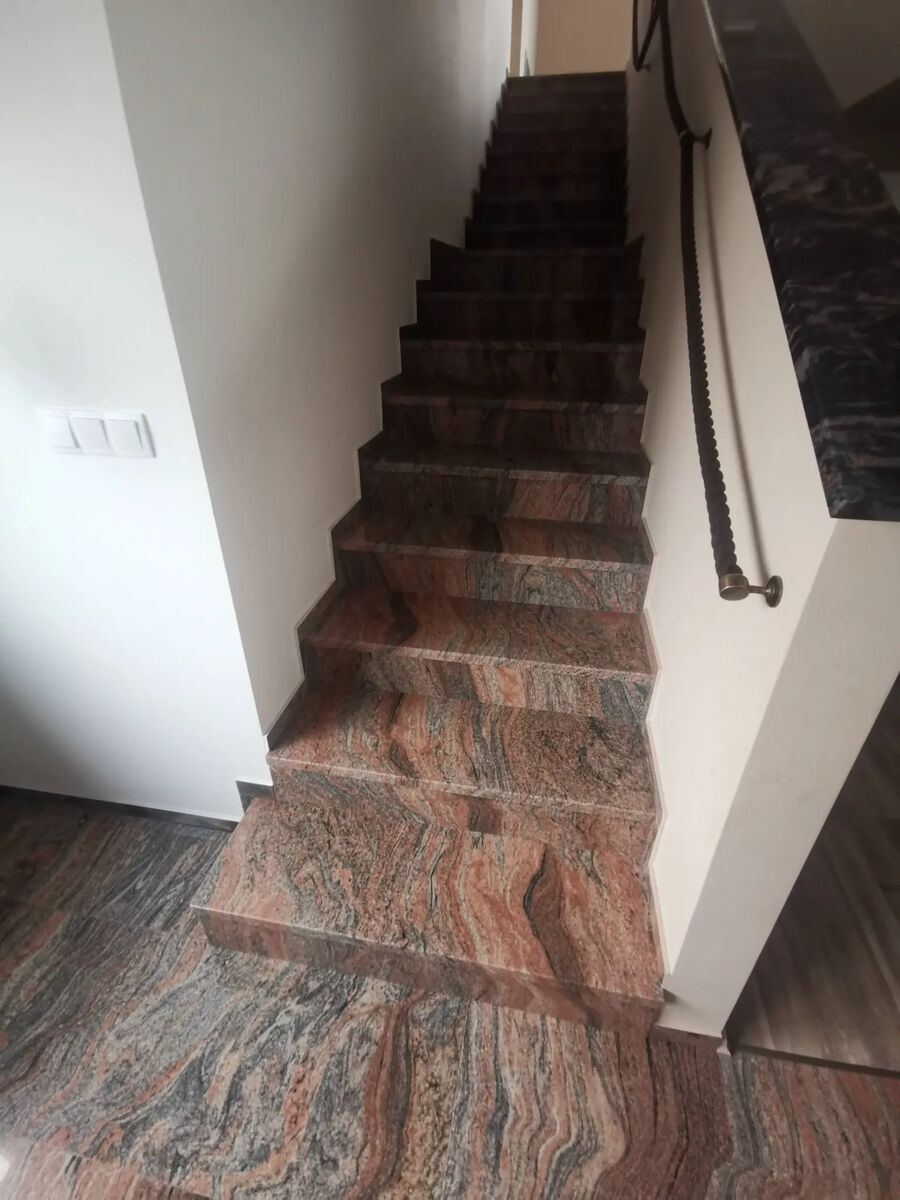 Innentreppe aus Granit Multicolor mit dramatischer roter Äderung