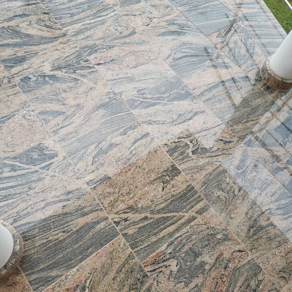 Innentreppe aus Granit Viscont White (Detail)