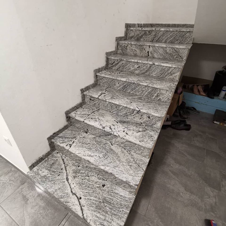 Innentreppe aus Granit Viscont White (andere Perspektive)