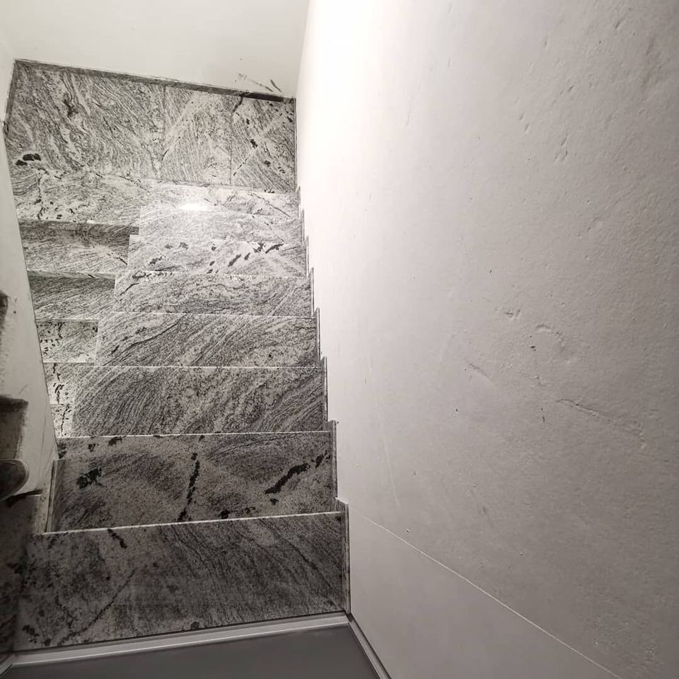 Innentreppe aus Granit Viscont White mit dramatischer Äderung