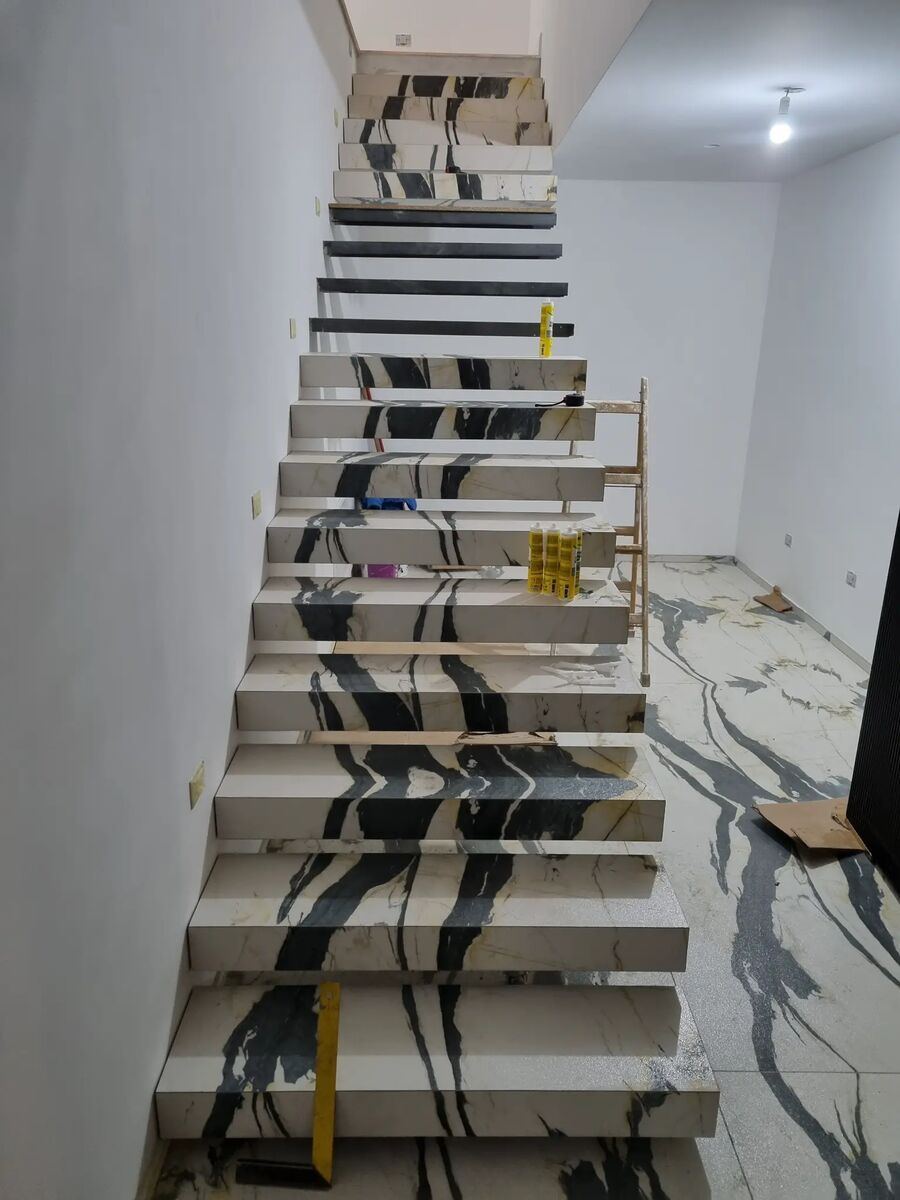 Innentreppe aus Feinsteinzeug Panda White, Montage im Gange