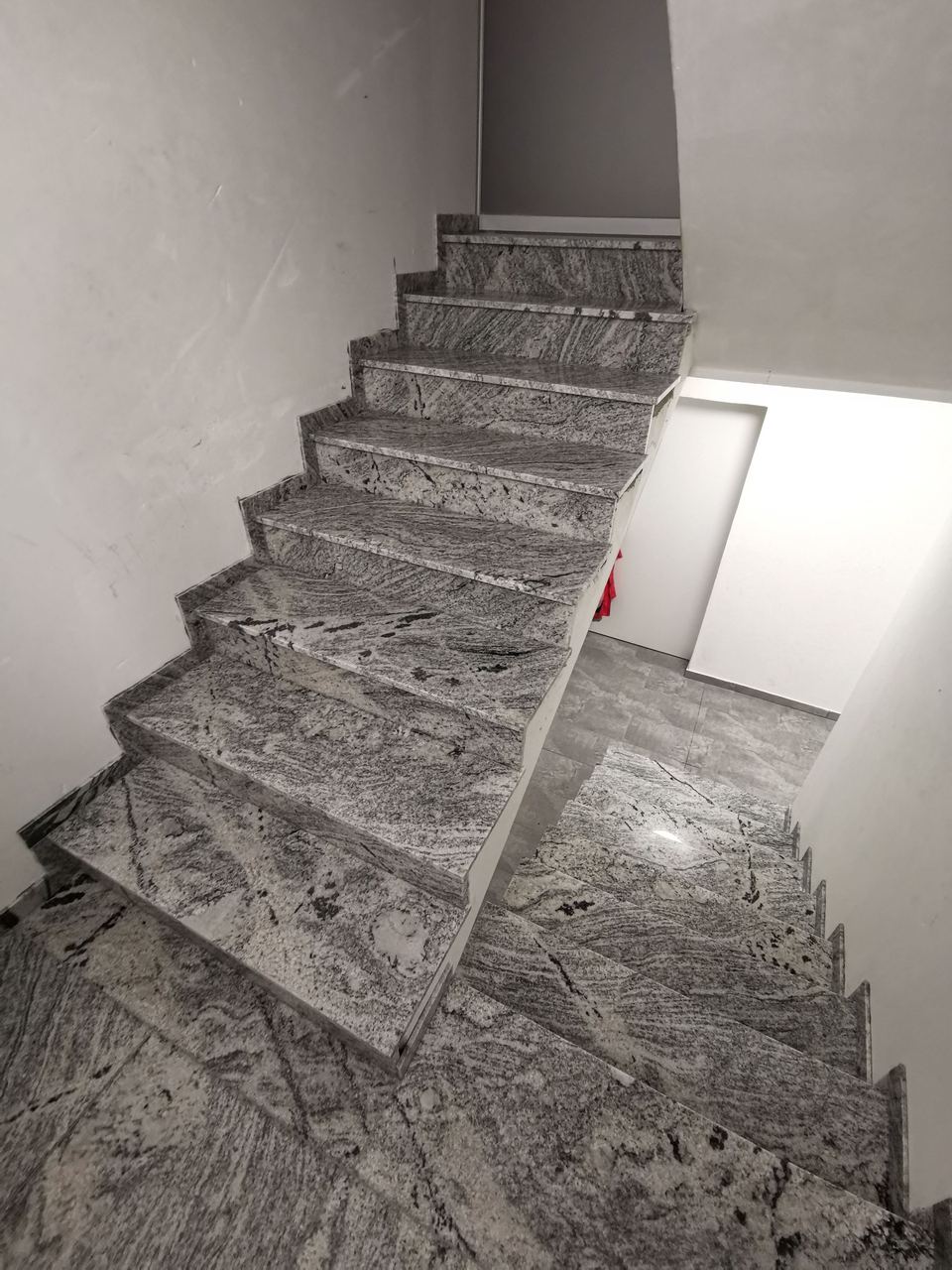 Innentreppe aus grauem Granit mit Wellenmuster