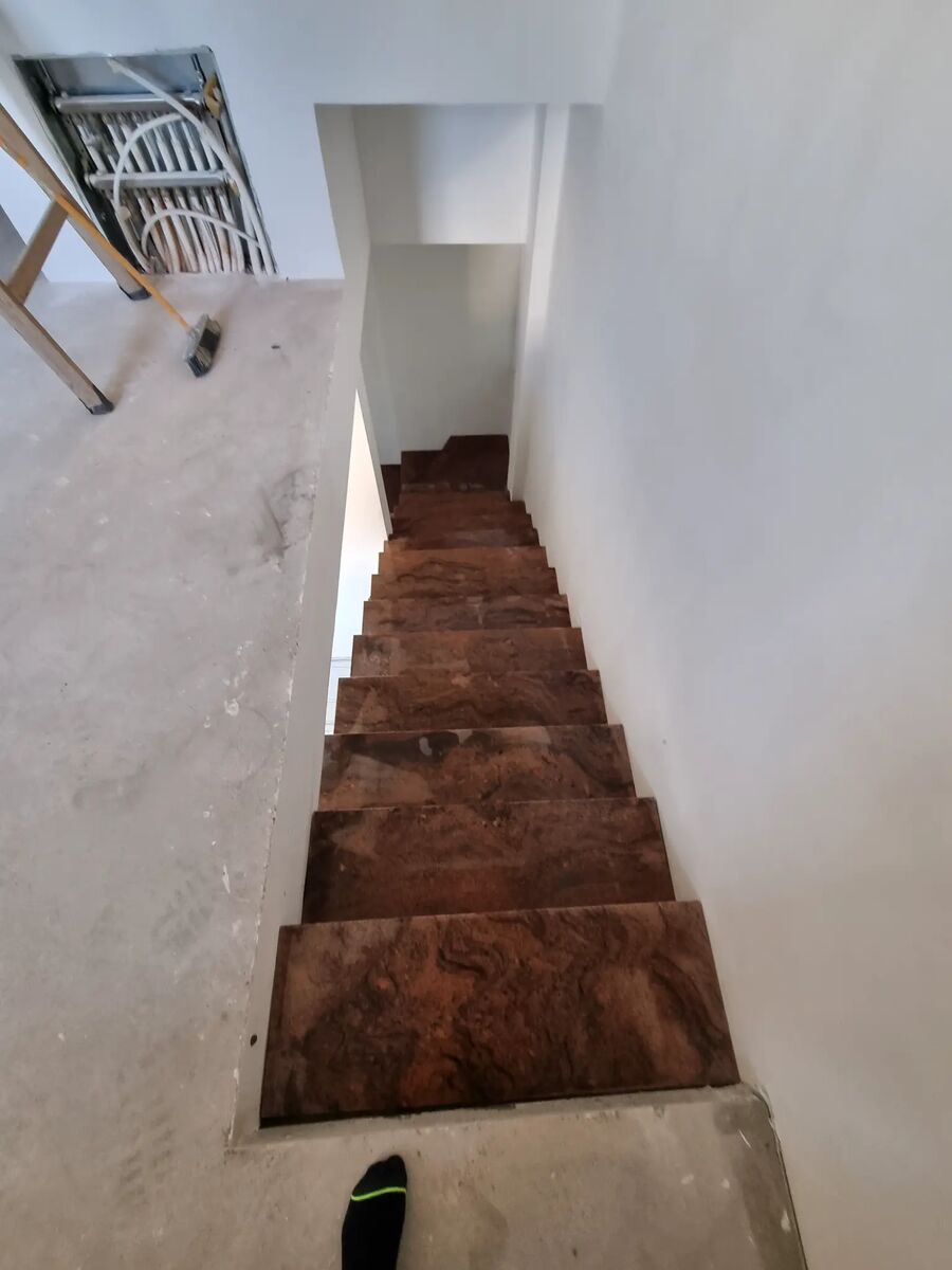 Innentreppe mit Holzstufen
