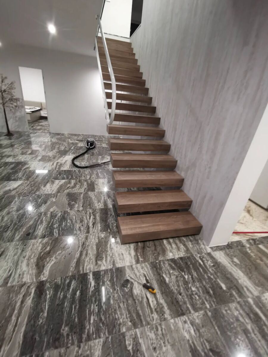 Innentreppe mit Holzstufen und Granitböden