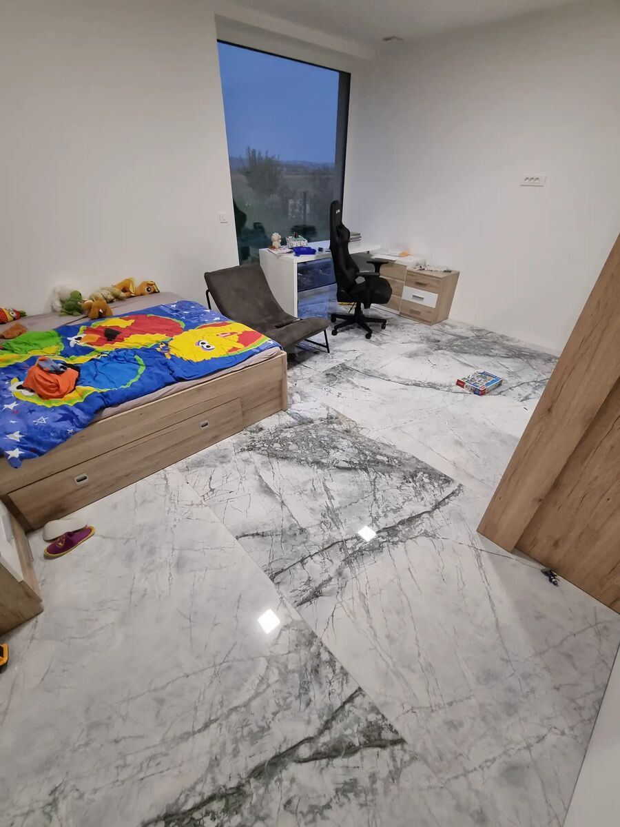 Kinderzimmer mit weißen Marmorböden Calacatta