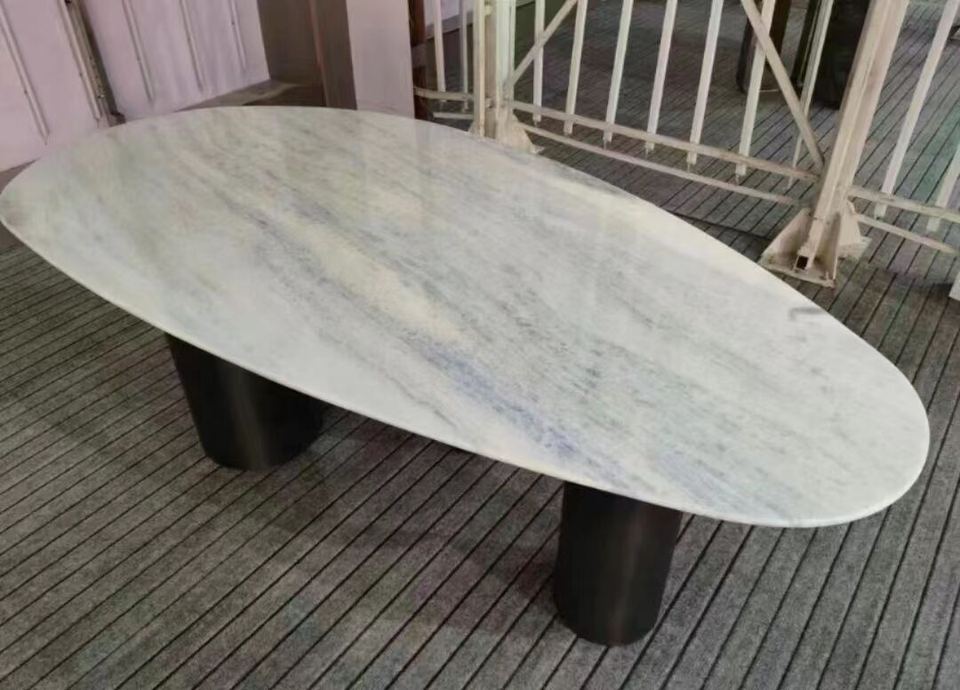 Ovaler Esstisch aus weißem Marmor Azul Macaubas