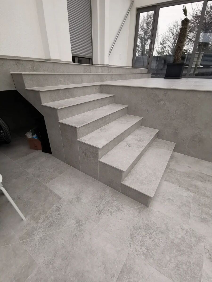 Stufen und Beläge aus Feinsteinzeug für eine Terrasse