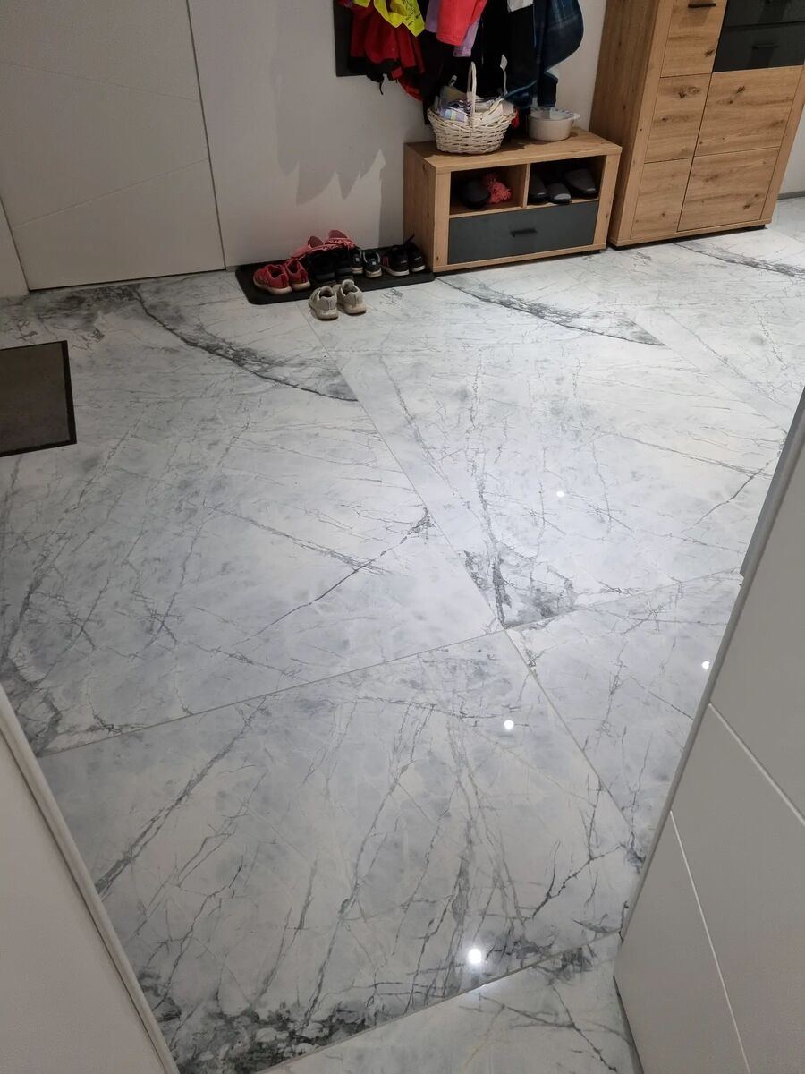 Eingangsbereich mit weißen Marmorböden Calacatta