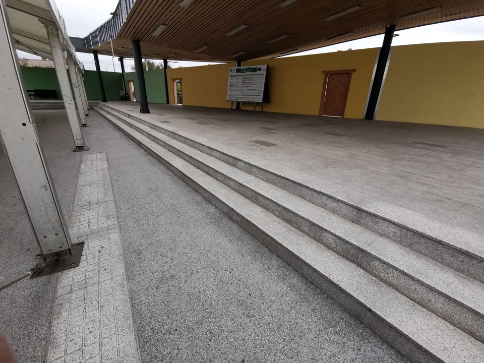 Breite Außentreppe aus Granit vor einem Gebäude