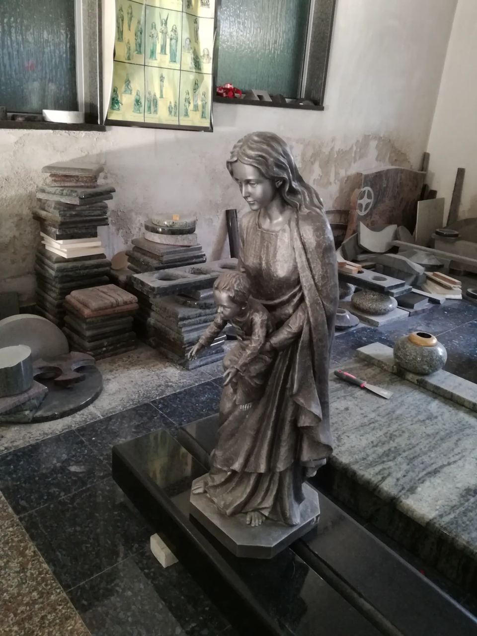 Statue der Muttergottes mit Kind