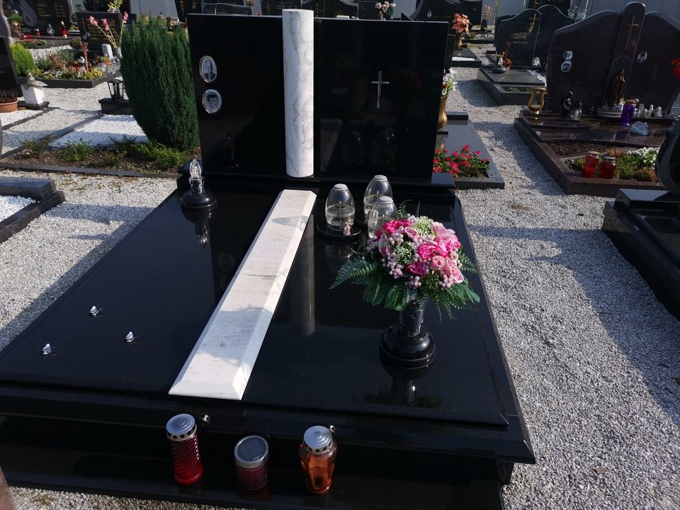 Moderner Grabstein aus schwarzem Granit mit weißem Band