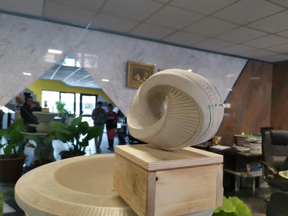 Spiralförmiges Denkmal aus weißem Marmor