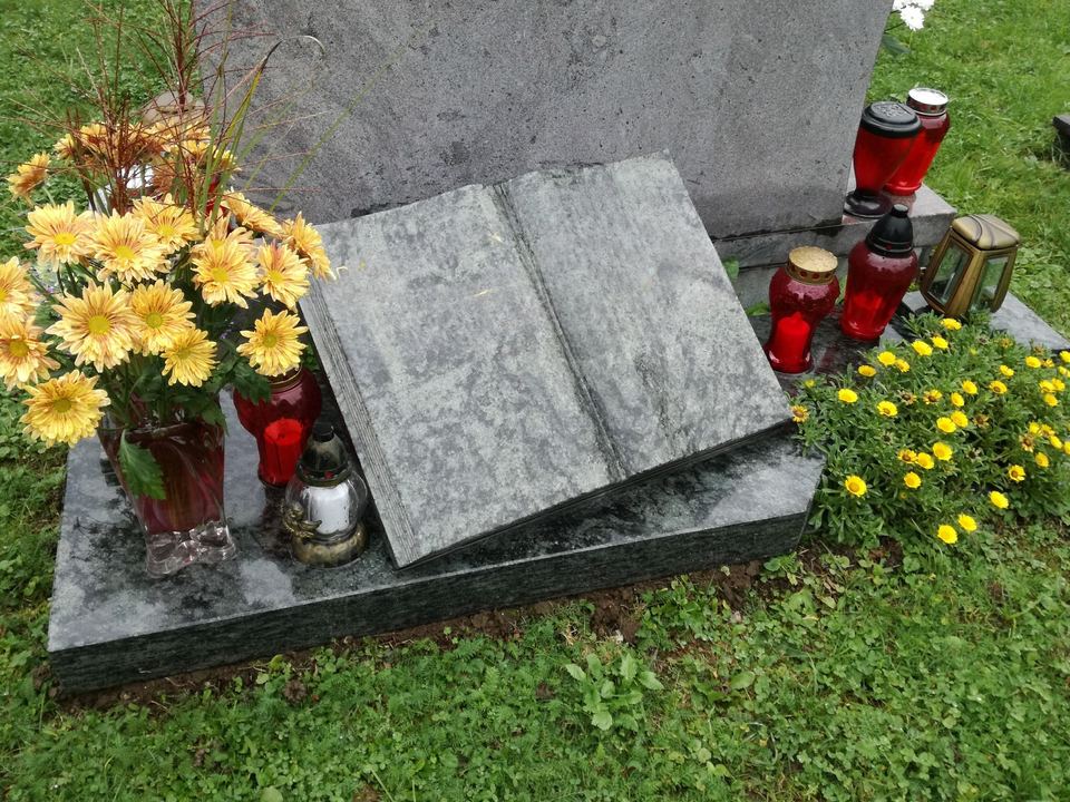 Gedenktafel in Form eines offenen Buches aus Granit
