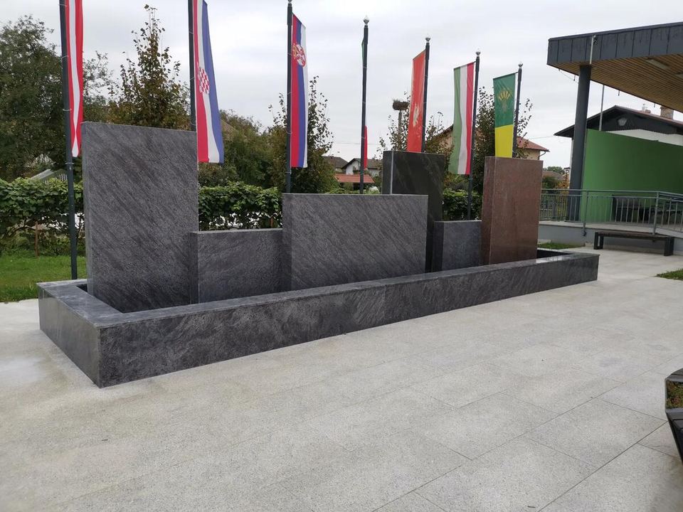 Gedenkstätte mit Flaggen
