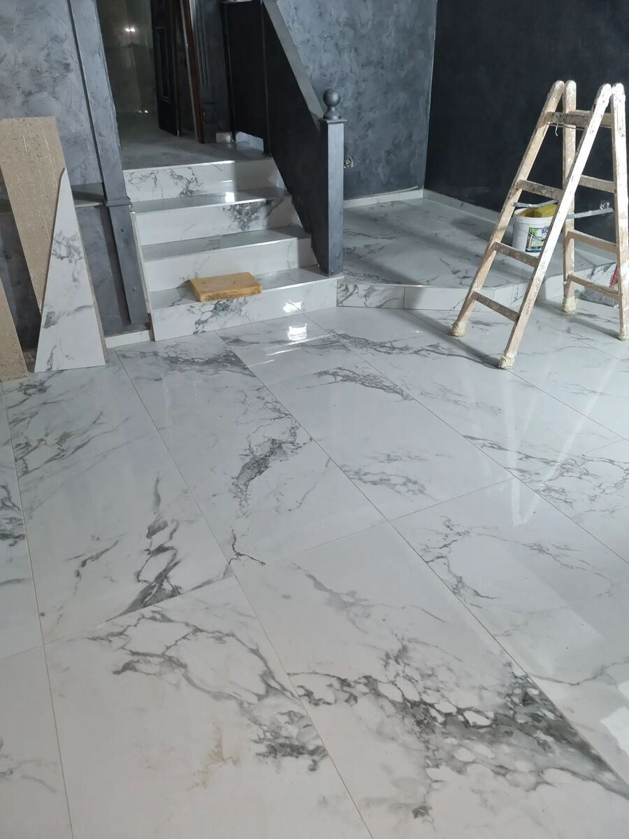 Treppe und Böden aus weißem Marmor Calacatta