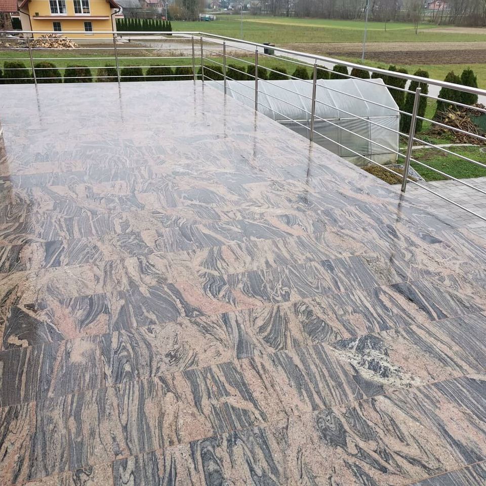 Terrasse und Außentreppe aus Granit Juparana Colombo
