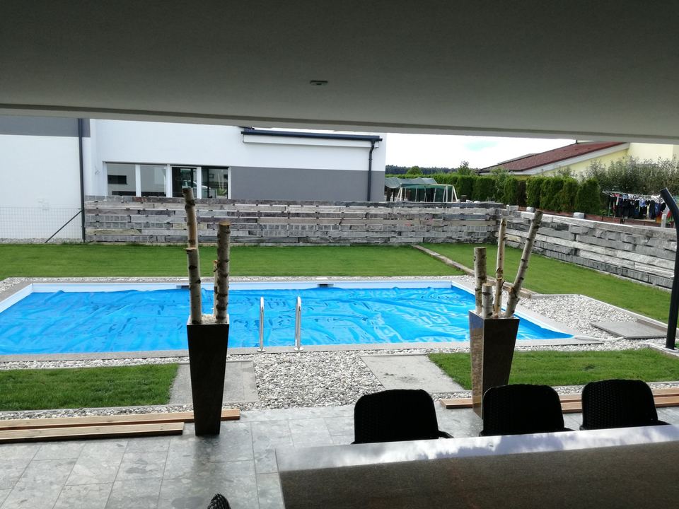 Terrasse mit Steinbelag am Pool