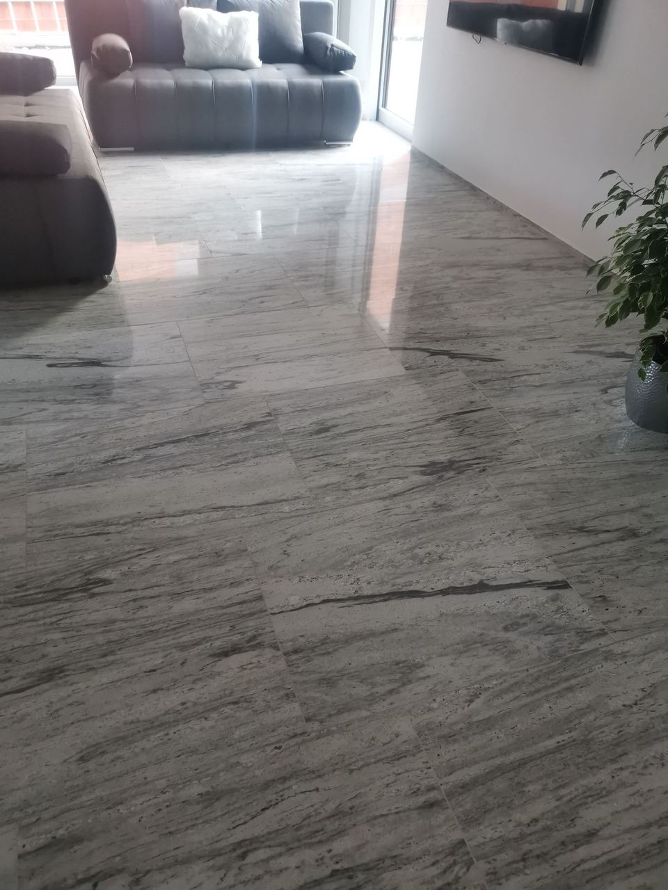 Boden aus grauem Granit mit Linienmuster im Wohnraum