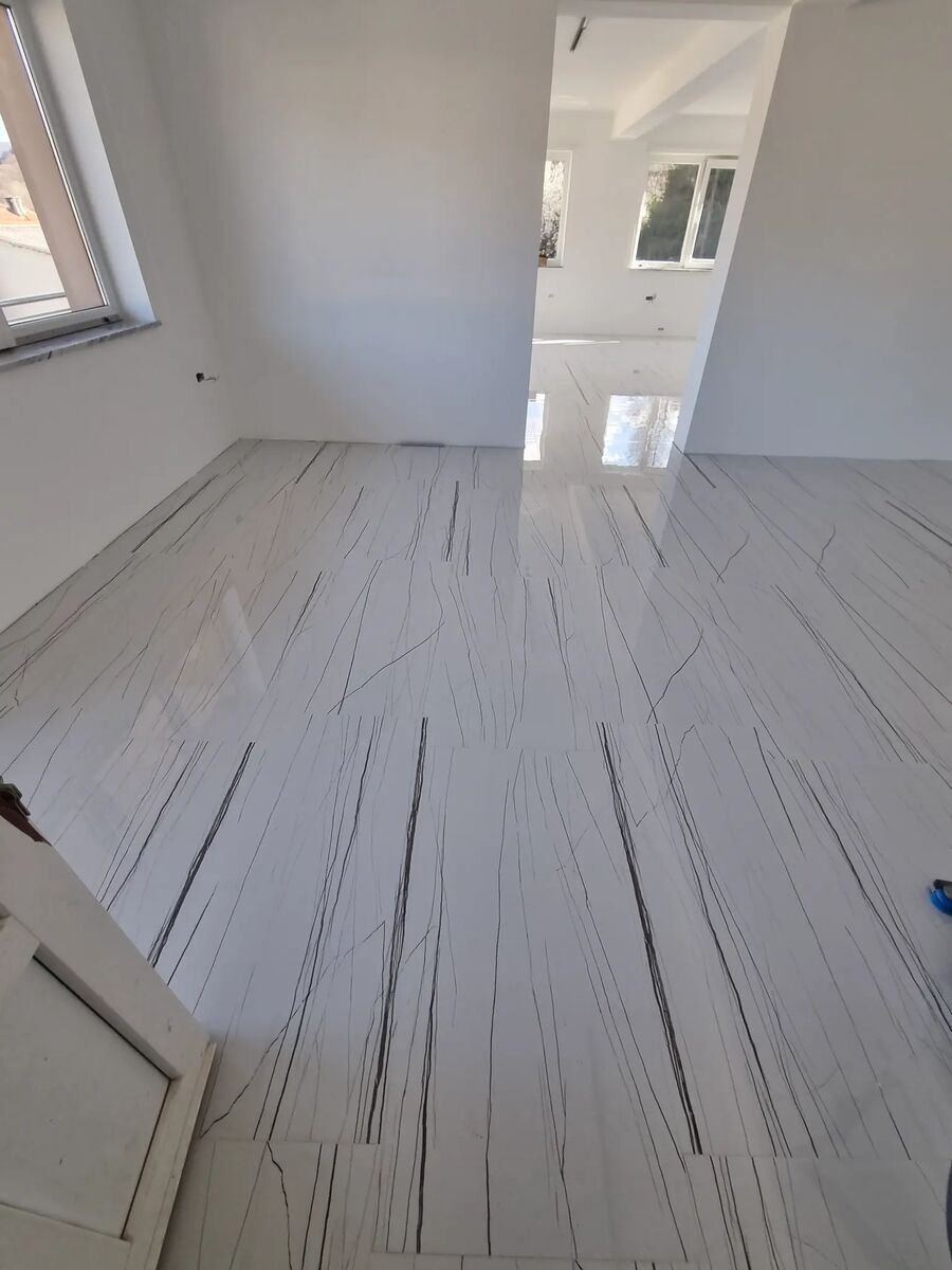 Böden aus weißem Marmor Calacatta in Zimmern