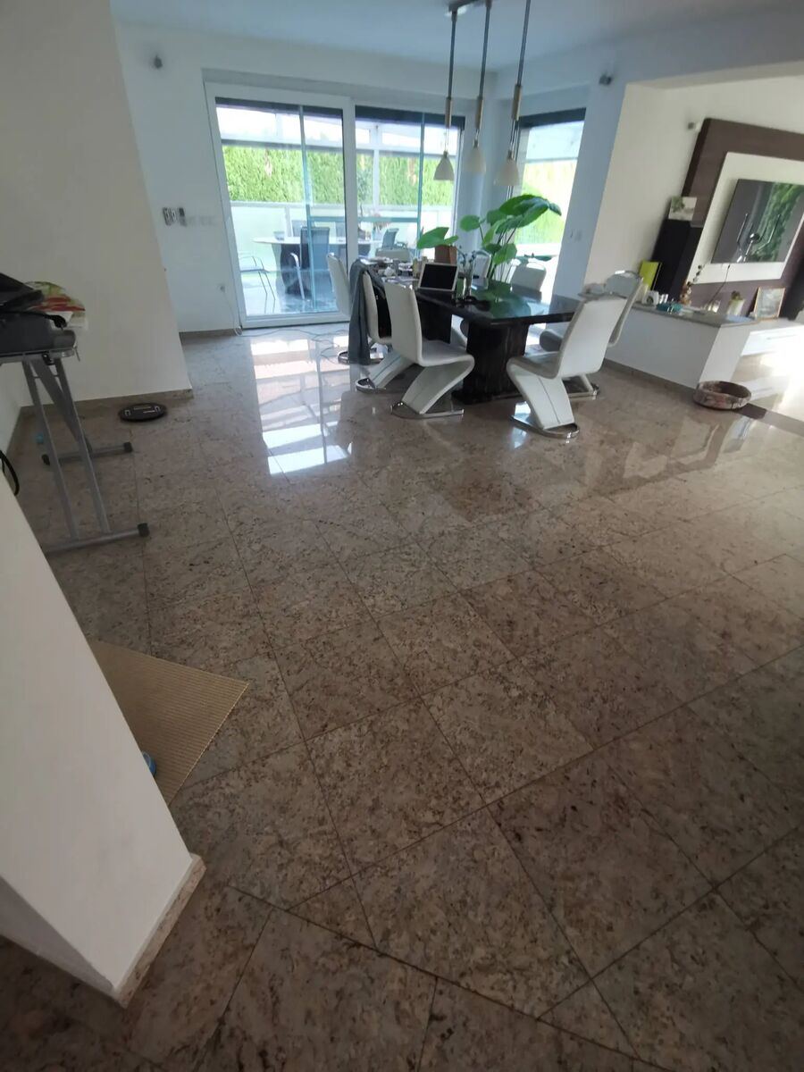 Böden aus Granit Labrador Blue Pearl in Flur und Wohnzimmer