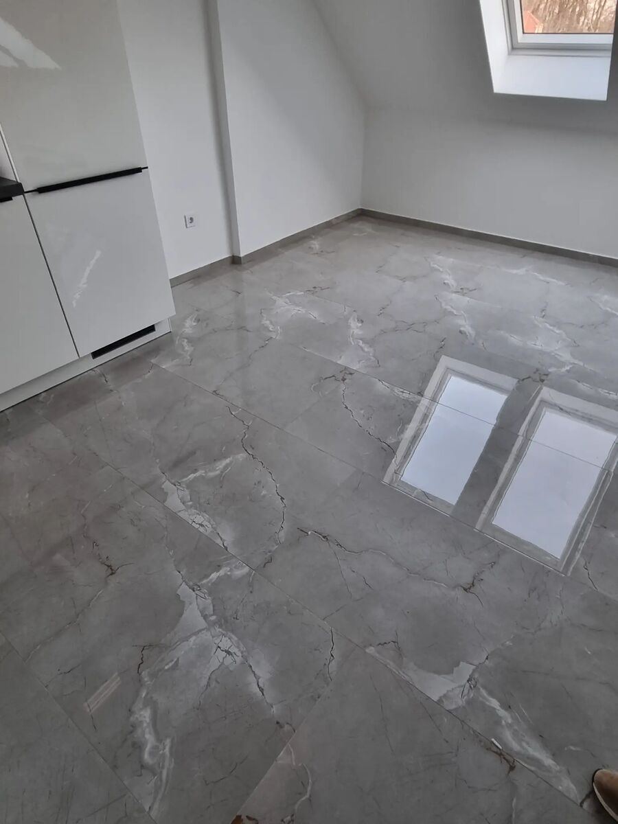 Böden aus Feinsteinzeug Calacatta in einem Zimmer mit dramatischer Äderung