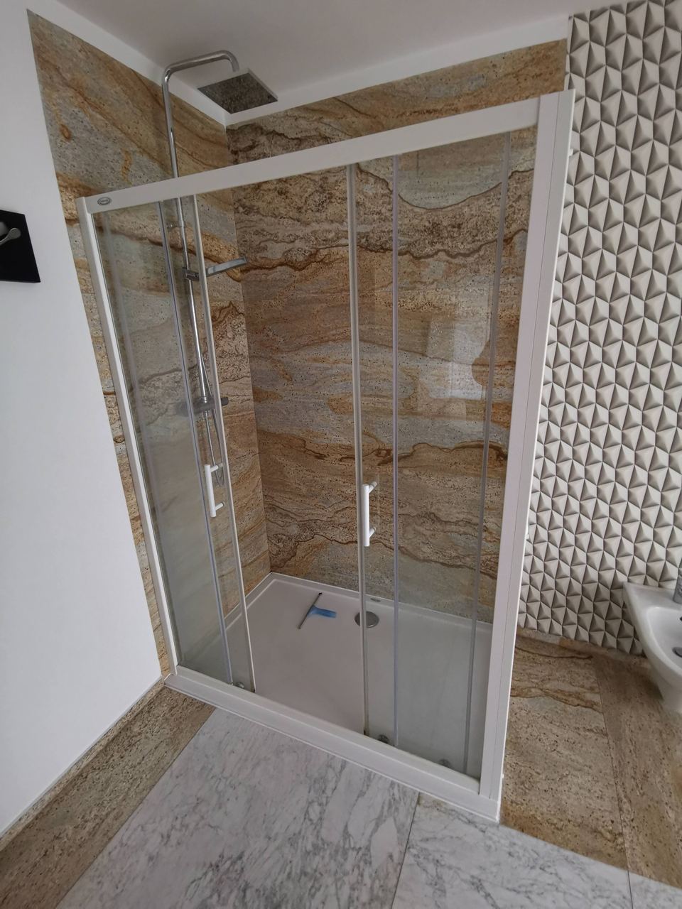 Dusche mit Wandverkleidung aus gelbbraunem Stein