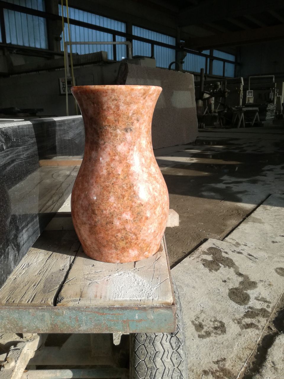 Vase aus rotem Granit