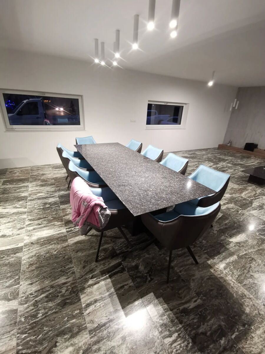 Großer Esstisch aus braunem Granit Steel Grey