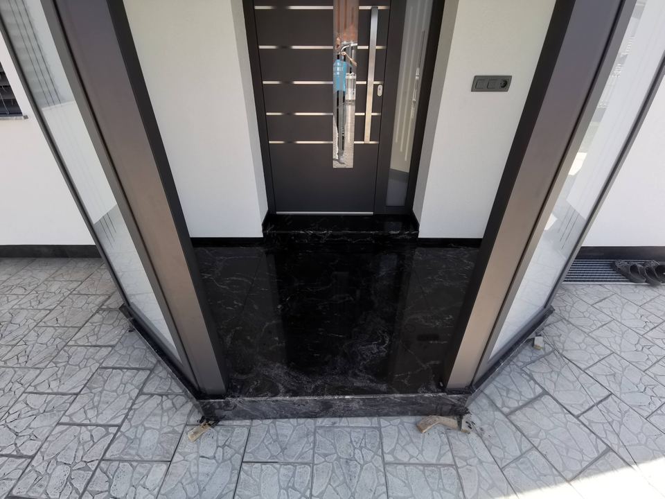 Eingangspodest aus dunklem Granit