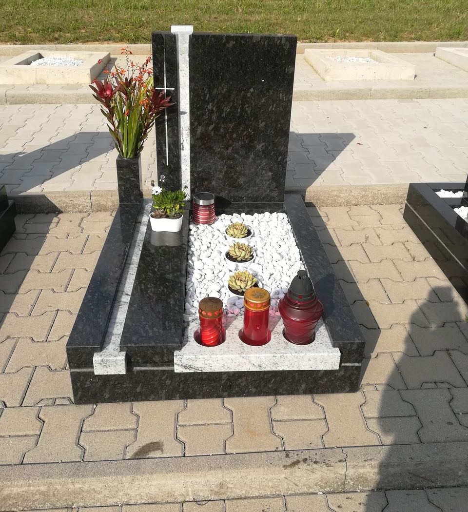 Urnengrab mit Stele aus schwarzem Granit