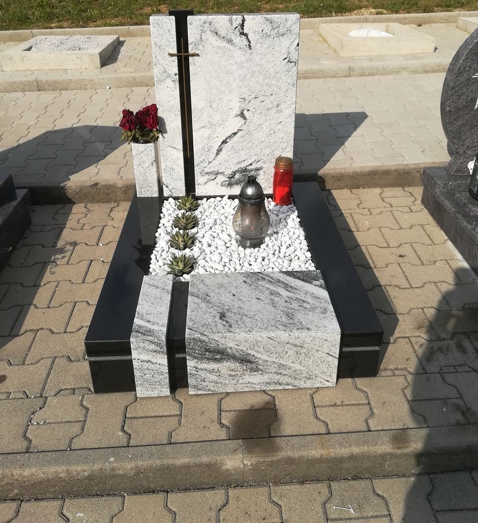 Urnengrab mit Stele aus hellem Granit mit dunklem Band