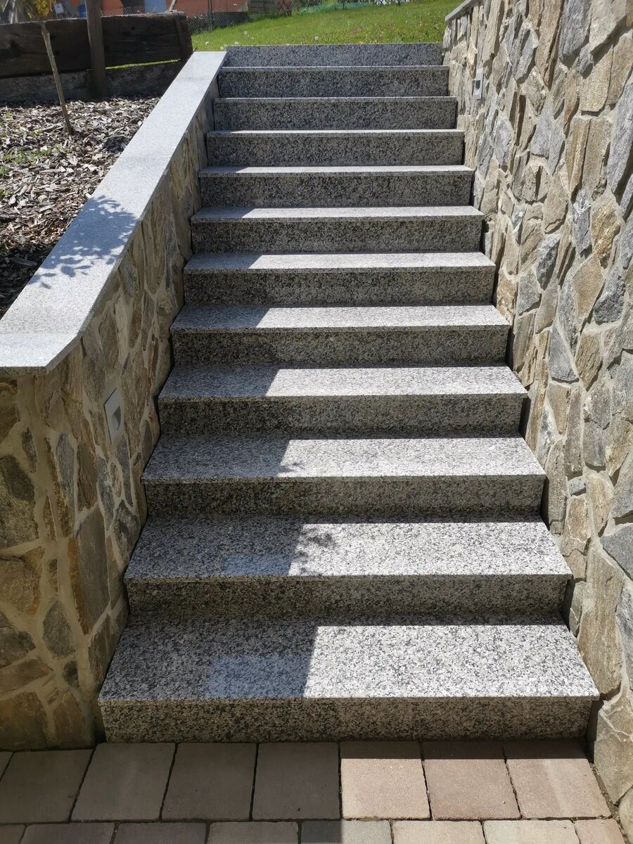 Außentreppe aus Granit am Hauseingang