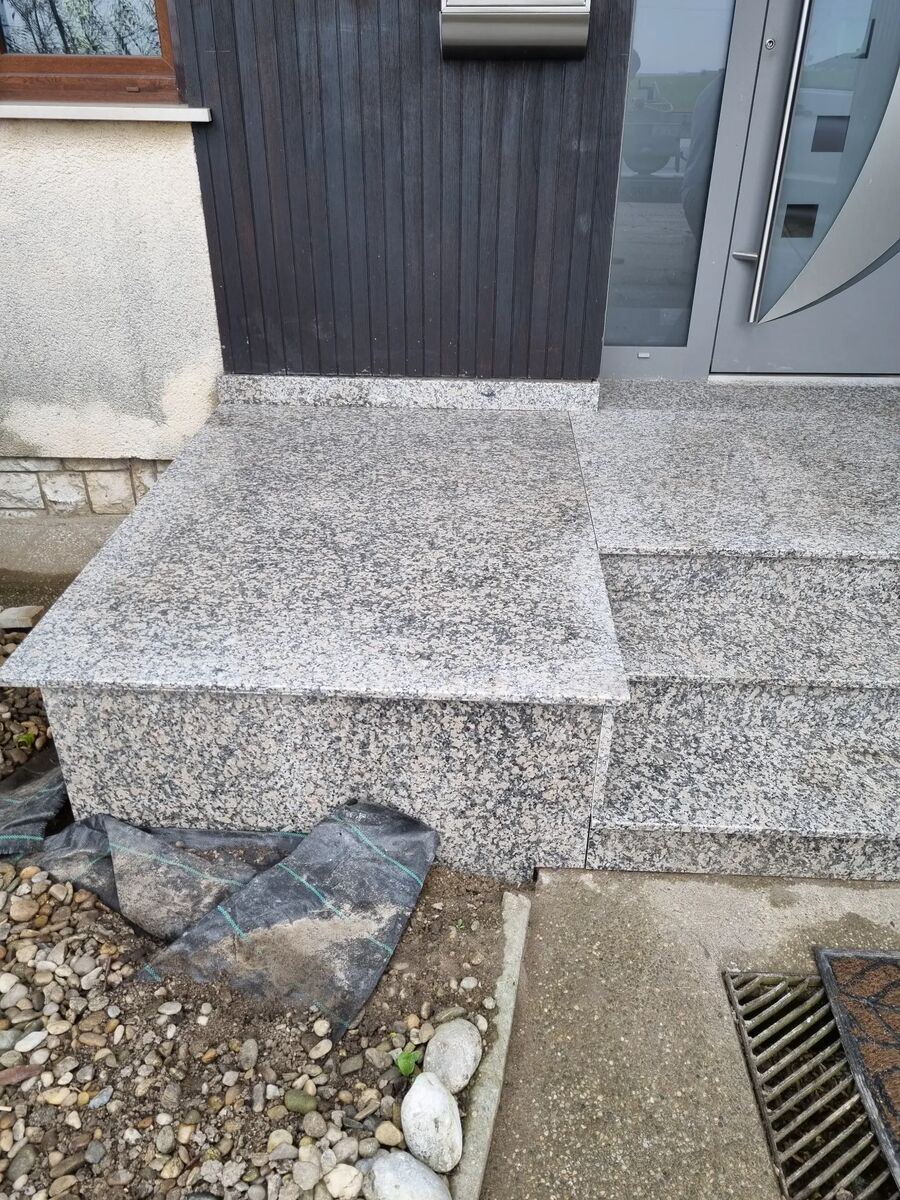 Außentreppe aus Granit am Hauseingang