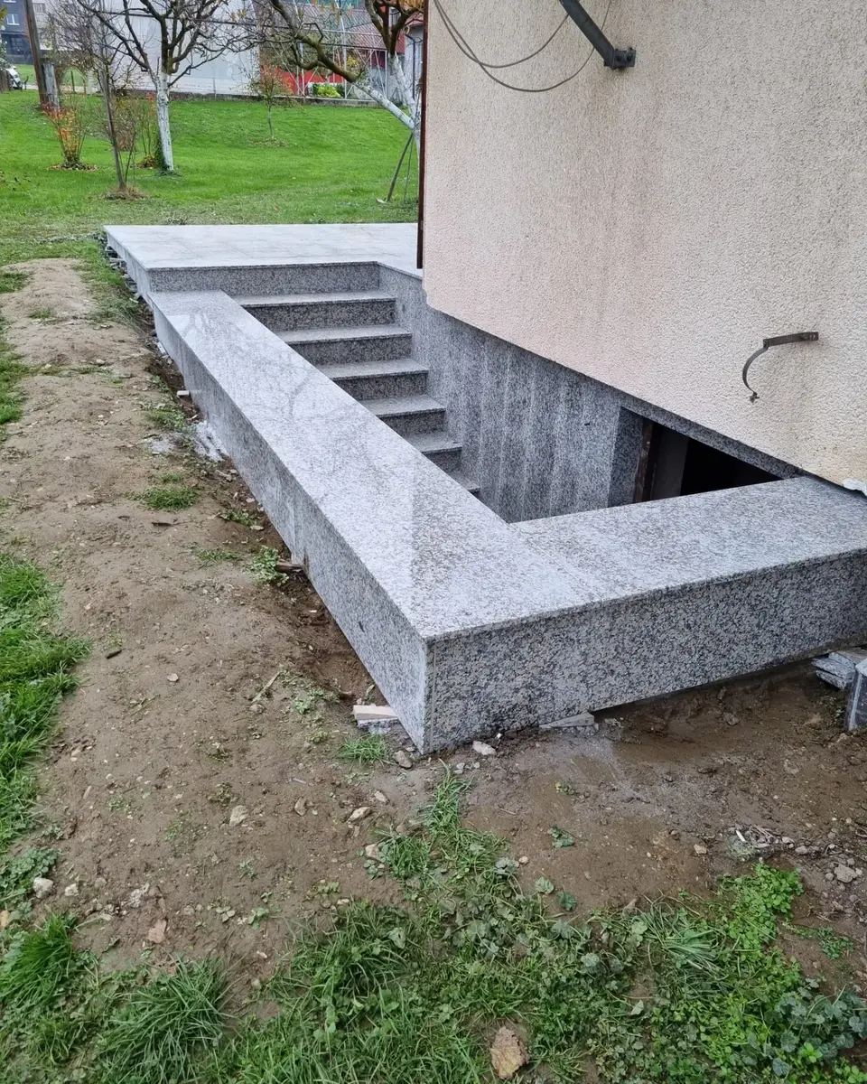 Außentreppe aus Granit zum Kellereingang
