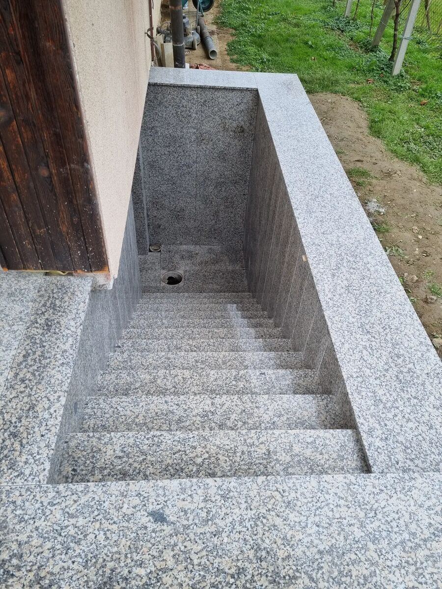 Außentreppe aus Granit zum Kellereingang, Blick von oben