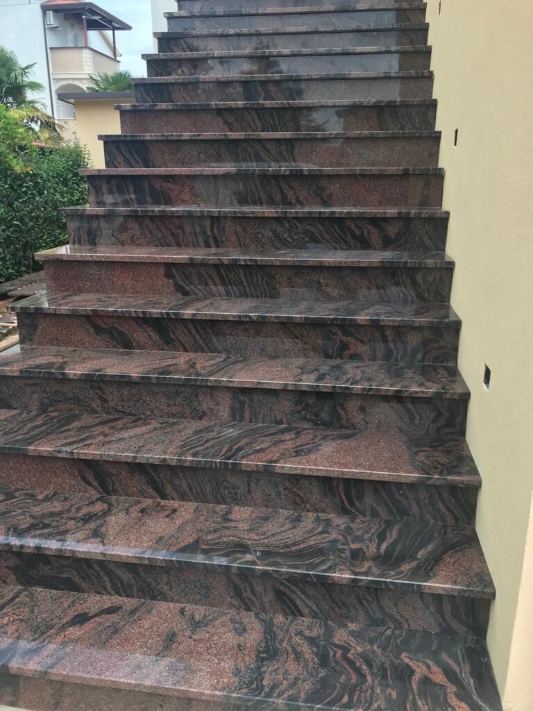 Außentreppe aus grauem Granit am Hauseingang mit Pflanzen