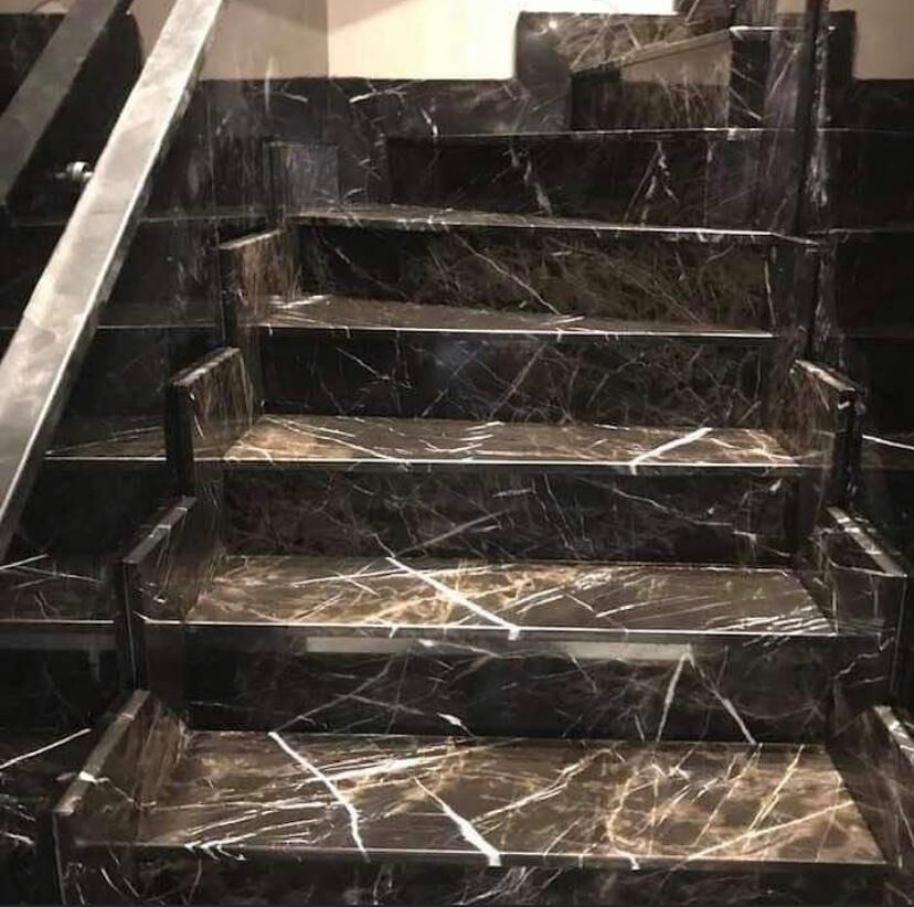 Außentreppe aus grauem Granit am Hauseingang