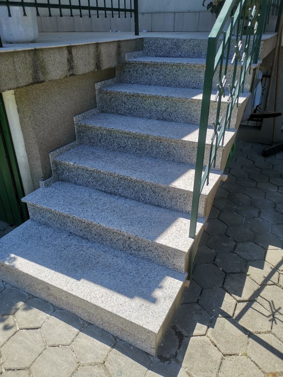 Außentreppe aus hellem Granit