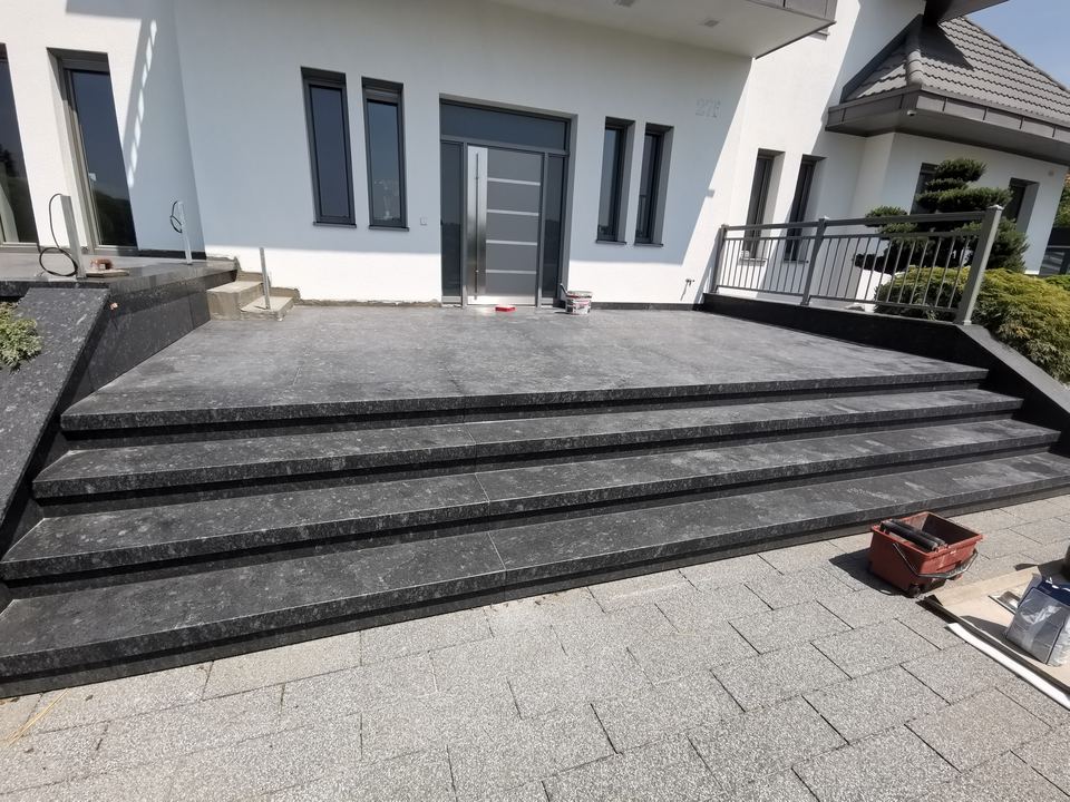 Außentreppe zum Eingang aus dunklem Granit